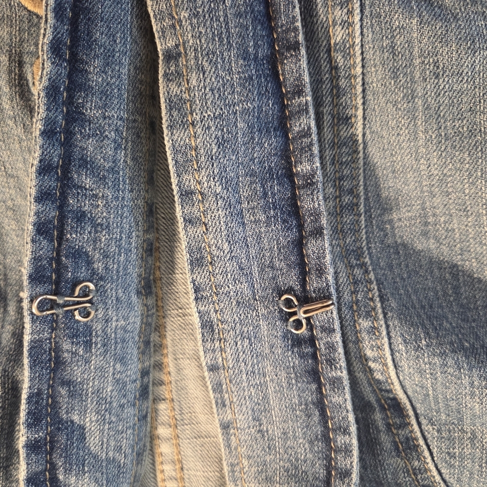Elegant Blue Denim Jacket with Embroidery - Picture 9 of 12